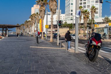 Tel Aviv, İsrail 01 Ocak 2024 Shlomo Lahat Promenade, belediye meclisi yürüyüş yollarını ve yüzme alanlarını ayırmaya karar verdi.