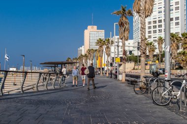 Tel Aviv, İsrail 01 Ocak 2024 Shlomo Lahat Promenade, belediye meclisi yürüyüş yollarını ve yüzme alanlarını ayırmaya karar verdi.