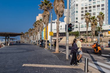 Tel Aviv, İsrail 01 Ocak 2024 Shlomo Lahat Promenade, belediye meclisi yürüyüş yollarını ve yüzme alanlarını ayırmaya karar verdi.