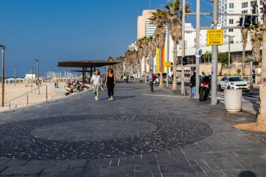 Tel Aviv, İsrail 01 Ocak 2024 Shlomo Lahat Promenade, belediye meclisi yürüyüş yollarını ve yüzme alanlarını ayırmaya karar verdi.