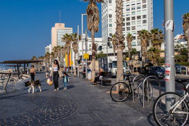 Tel Aviv, İsrail 01 Ocak 2024 Shlomo Lahat Promenade, belediye meclisi yürüyüş yollarını ve yüzme alanlarını ayırmaya karar verdi.