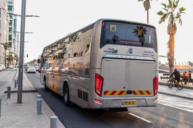 Tel Aviv, İsrail 1 Ocak 2024 Tel Aviv 'deki Herbert Samuel Caddesi' nde ağır otomobil trafiği. Tel Aviv beyaz kumsalları boyunca otobanlarda trafik hala yoğun.
