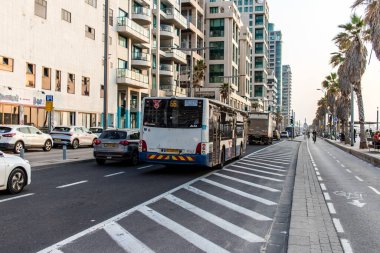 Tel Aviv, İsrail 1 Ocak 2024 Tel Aviv 'deki Herbert Samuel Caddesi' nde ağır otomobil trafiği. Tel Aviv beyaz kumsalları boyunca otobanlarda trafik hala yoğun.