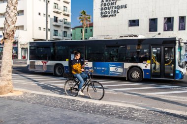 Tel Aviv, İsrail 1 Ocak 2024 Tel Aviv 'deki Herbert Samuel Caddesi' nde ağır otomobil trafiği. Tel Aviv beyaz kumsalları boyunca otobanlarda trafik hala yoğun.