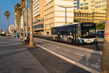 Tel Aviv, İsrail 1 Ocak 2024 Tel Aviv 'deki Herbert Samuel Caddesi' nde ağır otomobil trafiği. Tel Aviv beyaz kumsalları boyunca otobanlarda trafik hala yoğun.