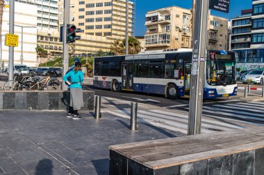 Tel Aviv, İsrail 1 Ocak 2024 Tel Aviv 'deki Herbert Samuel Caddesi' nde ağır otomobil trafiği. Tel Aviv beyaz kumsalları boyunca otobanlarda trafik hala yoğun.