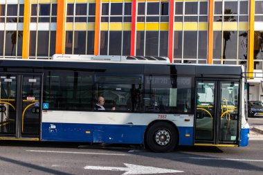 Tel Aviv, İsrail 1 Ocak 2024 Tel Aviv 'deki Herbert Samuel Caddesi' nde ağır otomobil trafiği. Tel Aviv beyaz kumsalları boyunca otobanlarda trafik hala yoğun.