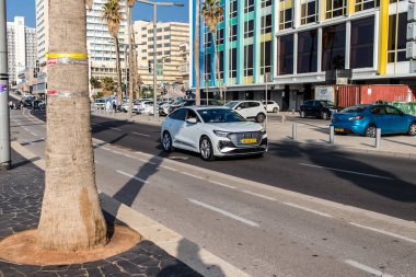 Tel Aviv, İsrail 1 Ocak 2024 Tel Aviv 'deki Herbert Samuel Caddesi' nde ağır otomobil trafiği. Tel Aviv beyaz kumsalları boyunca otobanlarda trafik hala yoğun.
