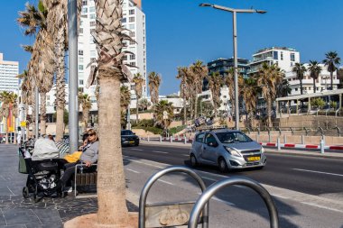 Tel Aviv, İsrail 1 Ocak 2024 Tel Aviv 'deki Herbert Samuel Caddesi' nde ağır otomobil trafiği. Tel Aviv beyaz kumsalları boyunca otobanlarda trafik hala yoğun.