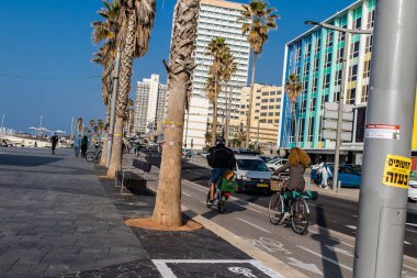 Tel Aviv, İsrail 1 Ocak 2024 Tel Aviv 'deki Herbert Samuel Caddesi' nde ağır otomobil trafiği. Tel Aviv beyaz kumsalları boyunca otobanlarda trafik hala yoğun.