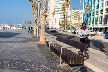 Tel Aviv, İsrail 1 Ocak 2024 Tel Aviv 'deki Herbert Samuel Caddesi' nde ağır otomobil trafiği. Tel Aviv beyaz kumsalları boyunca otobanlarda trafik hala yoğun.