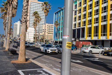 Tel Aviv, İsrail 1 Ocak 2024 Tel Aviv 'deki Herbert Samuel Caddesi' nde ağır otomobil trafiği. Tel Aviv beyaz kumsalları boyunca otobanlarda trafik hala yoğun.
