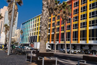 Tel Aviv, İsrail 1 Ocak 2024 Tel Aviv 'deki Herbert Samuel Caddesi' nde ağır otomobil trafiği. Tel Aviv beyaz kumsalları boyunca otobanlarda trafik hala yoğun.