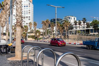 Tel Aviv, İsrail 1 Ocak 2024 Tel Aviv 'deki Herbert Samuel Caddesi' nde ağır otomobil trafiği. Tel Aviv beyaz kumsalları boyunca otobanlarda trafik hala yoğun.