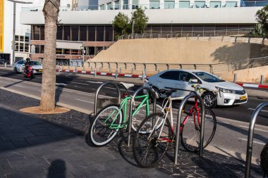 Tel Aviv, İsrail 1 Ocak 2024 Tel Aviv 'deki Herbert Samuel Caddesi' nde ağır otomobil trafiği. Tel Aviv 'in beyaz kumsalları boyunca otoyollarda trafik hala yoğun.