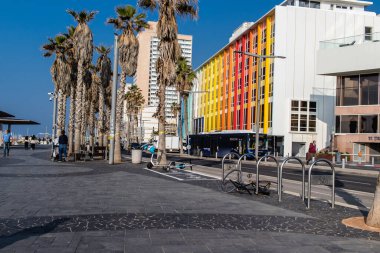 Tel Aviv, İsrail 1 Ocak 2024 Tel Aviv 'deki Herbert Samuel Caddesi' nde ağır otomobil trafiği. Tel Aviv 'in beyaz kumsalları boyunca otoyollarda trafik hala yoğun.