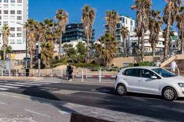 Tel Aviv, İsrail 1 Ocak 2024 Tel Aviv 'deki Herbert Samuel Caddesi' nde ağır otomobil trafiği. Tel Aviv 'in beyaz kumsalları boyunca otoyollarda trafik hala yoğun.