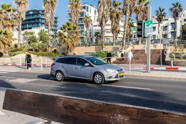 Tel Aviv, İsrail 1 Ocak 2024 Tel Aviv 'deki Herbert Samuel Caddesi' nde ağır otomobil trafiği. Tel Aviv 'in beyaz kumsalları boyunca otoyollarda trafik hala yoğun.