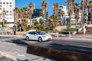Tel Aviv, İsrail 1 Ocak 2024 Tel Aviv 'deki Herbert Samuel Caddesi' nde ağır otomobil trafiği. Tel Aviv 'in beyaz kumsalları boyunca otoyollarda trafik hala yoğun.
