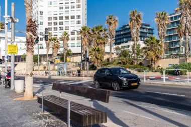 Tel Aviv, İsrail 1 Ocak 2024 Tel Aviv 'deki Herbert Samuel Caddesi' nde ağır otomobil trafiği. Tel Aviv 'in beyaz kumsalları boyunca otoyollarda trafik hala yoğun.
