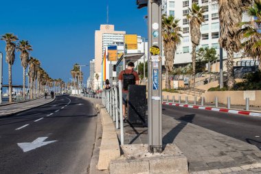 Tel Aviv, İsrail 1 Ocak 2024 Tel Aviv 'deki Herbert Samuel Caddesi' nde ağır otomobil trafiği. Tel Aviv 'in beyaz kumsalları boyunca otoyollarda trafik hala yoğun.