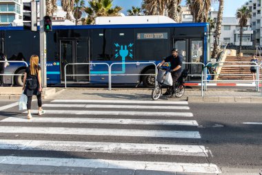 Tel Aviv, İsrail 1 Ocak 2024 Tel Aviv 'deki Herbert Samuel Caddesi' nde ağır otomobil trafiği. Tel Aviv 'in beyaz kumsalları boyunca otoyollarda trafik hala yoğun.