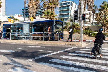 Tel Aviv, İsrail 1 Ocak 2024 Tel Aviv 'deki Herbert Samuel Caddesi' nde ağır otomobil trafiği. Tel Aviv 'in beyaz kumsalları boyunca otoyollarda trafik hala yoğun.