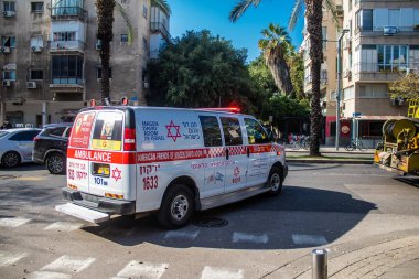 Tel Aviv, İsrail 1 Ocak 2024 İsrail ambulansı İsrail 'de Tel Aviv sokaklarında.