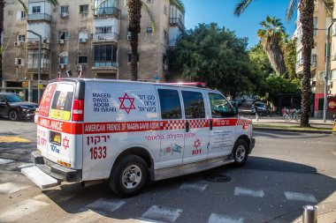 Tel Aviv, İsrail 1 Ocak 2024 İsrail ambulansı İsrail 'de Tel Aviv sokaklarında.