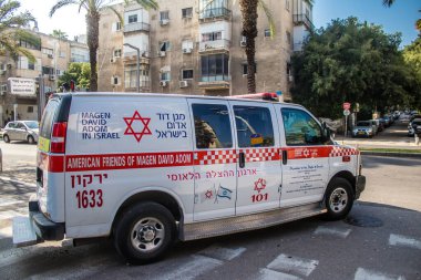 Tel Aviv, İsrail 1 Ocak 2024 İsrail ambulansı İsrail 'de Tel Aviv sokaklarında.