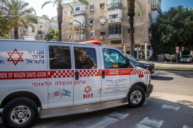 Tel Aviv, İsrail 1 Ocak 2024 İsrail ambulansı İsrail 'de Tel Aviv sokaklarında.