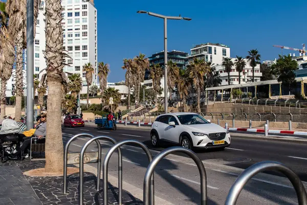 Tel Aviv, İsrail 1 Ocak 2024 Tel Aviv 'deki Herbert Samuel Caddesi' nde ağır otomobil trafiği. Tel Aviv 'in beyaz kumsalları boyunca otoyollarda trafik hala yoğun.