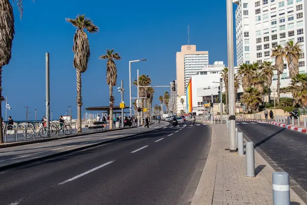 Tel Aviv, İsrail 1 Ocak 2024 Tel Aviv 'deki Herbert Samuel Caddesi' nde ağır otomobil trafiği. Tel Aviv 'in beyaz kumsalları boyunca otoyollarda trafik hala yoğun.