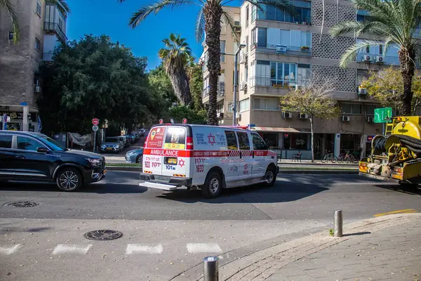 Tel Aviv, İsrail 1 Ocak 2024 İsrail ambulansı İsrail 'de Tel Aviv sokaklarında.