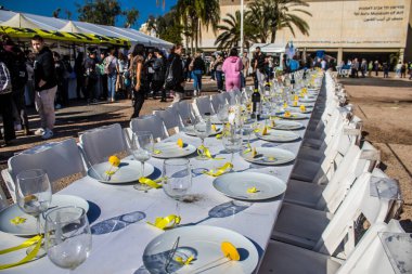 Tel Aviv, İsrail 2 Ocak 2024 'te Tel Aviv Sanat Müzesi önünde, bugün rehine Meydanı olarak bilinen yerde, insanlar 7 Ekim katliamını sahnelemek ve tasvir etmek istediler..