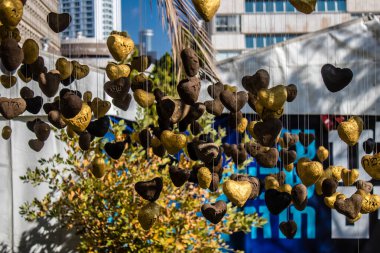 Tel Aviv, İsrail 2 Ocak 2024 'te Tel Aviv Sanat Müzesi önünde, bugün rehine Meydanı olarak bilinen yerde, insanlar 7 Ekim katliamını sahnelemek ve tasvir etmek istediler..