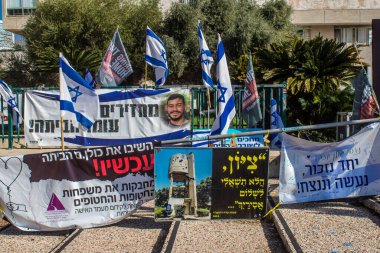 Tel Aviv, İsrail 2 Ocak 2024 'te Tel Aviv Sanat Müzesi önünde, bugün rehine Meydanı olarak bilinen yerde, insanlar 7 Ekim katliamını sahnelemek ve tasvir etmek istediler..