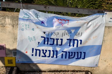 Tel Aviv, İsrail 2 Ocak 2024 'te Tel Aviv Sanat Müzesi önünde, bugün rehine Meydanı olarak bilinen yerde, insanlar 7 Ekim katliamını sahnelemek ve tasvir etmek istediler..