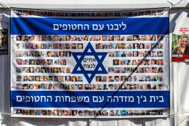 Tel Aviv, İsrail 2 Ocak 2024 'te Tel Aviv Sanat Müzesi önünde, bugün rehine Meydanı olarak bilinen yerde, insanlar 7 Ekim katliamını sahnelemek ve tasvir etmek istediler..