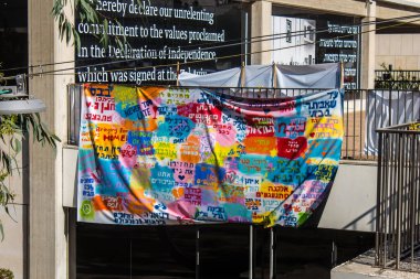 Tel Aviv, İsrail 2 Ocak 2024 'te Tel Aviv Sanat Müzesi önünde, bugün rehine Meydanı olarak bilinen yerde, insanlar 7 Ekim katliamını sahnelemek ve tasvir etmek istediler..