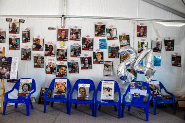 Tel Aviv, İsrail 2 Ocak 2024 'te Tel Aviv Sanat Müzesi önünde, bugün rehine Meydanı olarak bilinen yerde, insanlar 7 Ekim katliamını sahnelemek ve tasvir etmek istediler..