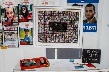 Tel Aviv, İsrail 2 Ocak 2024 'te Tel Aviv Sanat Müzesi önünde, bugün rehine Meydanı olarak bilinen yerde, insanlar 7 Ekim katliamını sahnelemek ve tasvir etmek istediler..