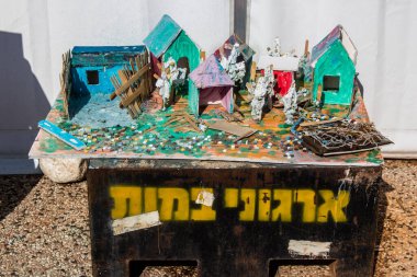 Tel Aviv, İsrail 2 Ocak 2024 'te Tel Aviv Sanat Müzesi önünde, bugün rehine Meydanı olarak bilinen yerde, insanlar 7 Ekim katliamını sahnelemek ve tasvir etmek istediler.