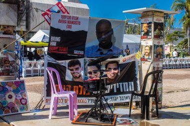 Tel Aviv, İsrail 2 Ocak 2024 'te Tel Aviv Sanat Müzesi önünde, bugün rehine Meydanı olarak bilinen yerde, insanlar 7 Ekim katliamını sahnelemek ve tasvir etmek istediler.