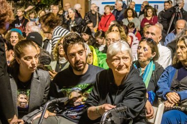 Tel Aviv, İsrail 2 Ocak 2024 Yaffa Adar, 85 yaşındaki Yahudi soykırımından kurtulan, Hamas tarafından kurtarılan 24 mahkumdan biri. Bu akşam Tel Aviv 'deki Rehine Meydanı' ndaki bir konsere katılacak. 129 rehinenin anısına. 