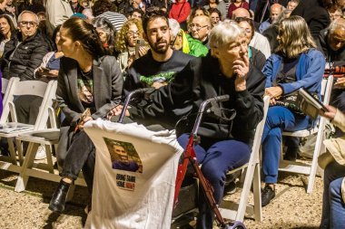 Tel Aviv, İsrail 2 Ocak 2024 Yaffa Adar, 85 yaşındaki Yahudi soykırımından kurtulan, Hamas tarafından kurtarılan 24 mahkumdan biri. Bu akşam Tel Aviv 'deki Rehine Meydanı' ndaki bir konsere katılacak. 129 rehinenin anısına. 