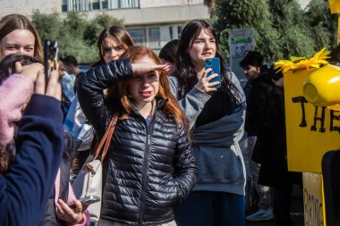 İsrailli lise öğrencileri Tel Aviv Sanat Müzesi 'ne bir anma ziyareti için geldiler. Burası artık Rehineler Meydanı olarak biliniyor. Bugüne kadar, Gazze Şeridi 'ndeki tünellerde rehin tutulan Hamas teröristlerinin elinde 129 rehine kaldı..