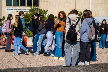 İsrailli lise öğrencileri Tel Aviv Sanat Müzesi 'ne bir anma ziyareti için geldiler. Burası artık Rehineler Meydanı olarak biliniyor. Bugüne kadar, Gazze Şeridi 'ndeki tünellerde rehin tutulan Hamas teröristlerinin elinde 129 rehine kaldı..