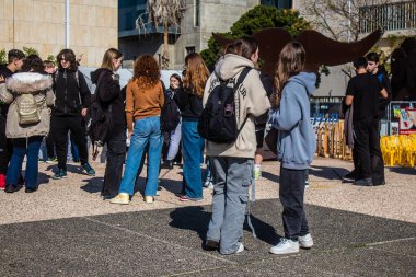 Tel Aviv, İsrail 2 Ocak 2024. İsrailli lise öğrencileri Tel Aviv Sanat Müzesi 'ne bir anma ziyareti için geldiler. Burası artık Rehineler Meydanı olarak biliniyor. Bugüne kadar 129 rehine Gazze Şeridi 'nde Hamas teröristlerinin elinde kaldı.
