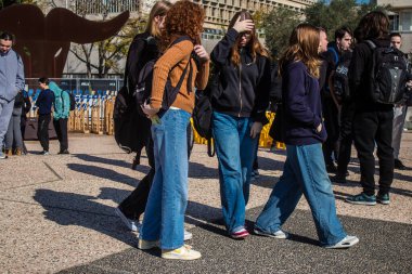 Tel Aviv, İsrail 2 Ocak 2024. İsrailli lise öğrencileri Tel Aviv Sanat Müzesi 'ne bir anma ziyareti için geldiler. Burası artık Rehineler Meydanı olarak biliniyor. Bugüne kadar 129 rehine Gazze Şeridi 'nde Hamas teröristlerinin elinde kaldı.